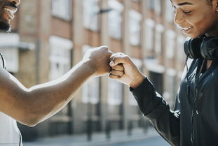 乐鱼体育app下载地址-英超比赛中裁判语调与非语言行为对球员情绪波动的影响，用语言或行为对裁判员